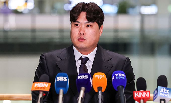 한화이글스로 이적한 류현진이 23일 인천국제공항에서 전지훈련지인 일본 오키나와로 출국에 앞서 취재진의 질문에 답하고 있다. 인천공항=뉴시스