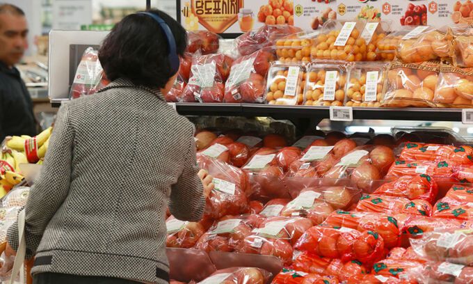 지난 21일 서울 시내 대형마트에서 사과를 고르는 시민. 연합뉴스