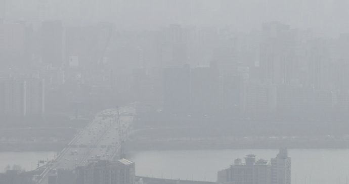 초미세먼지 농도가 나쁨 수준을 보인 지난 13일 오전 서울 용산구 남산타워에서 바라본 도심이 뿌옇게 보이고 있다. 뉴스1