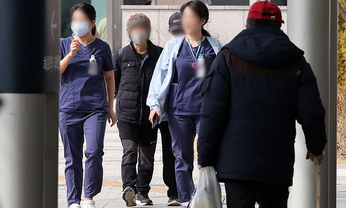 27일 서울 시내의 한 대학병원에서 간호사들이 이동하고 있다. 뉴스1