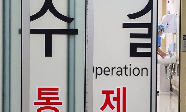 서울 시내 한 대학병원 수술실에서 의료진이 손을 닦고 있다. 연합뉴스