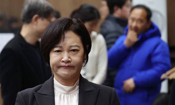 더불어민주당 이수진 의원이 22일 국회에서 탈당 기자회견을 위해 입장하고 있다. 연합뉴스
