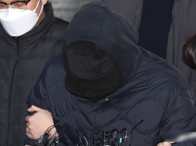 음주운전을 하다 어린이보호구역(스쿨존)에서 초등생을 치어 숨지게 한 혐의를 받는 30대 남성 A씨가 2022년 12월9일 오전 서울 강남경찰서에서 검찰로 송치되고 있다. 뉴스1