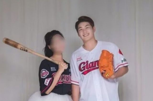 나균안과 아내 A씨. 롯데 자이언츠 제공