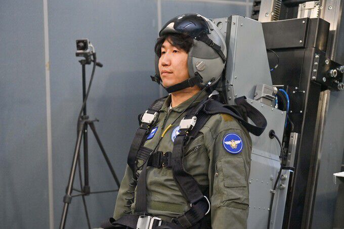 비상탈출 훈련을 위해 기계에 앉아 있는 기자. 공군 제공