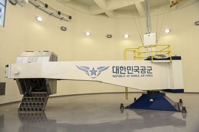 항공우주의료원 산하 항공우주의학훈련센터에 설치된 가속도 내성강화 훈련(G-TEST) 장비의 모습. 공군 제공