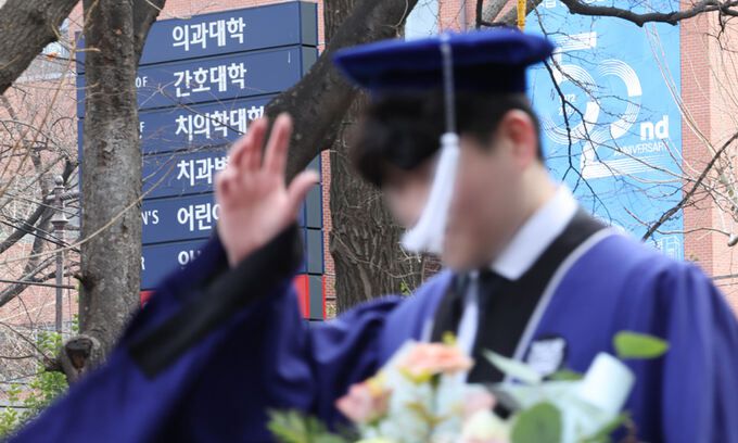 졸업식 참석하는 한 의과대학 졸업생. 연합뉴스