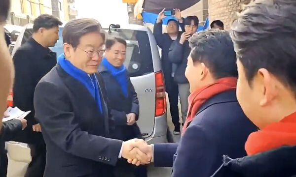 지난 3일 이재명 더불어민주당 대표와 원희룡 전 국토교통부 장관이 인천 계양구 박촌성당에서 만나 인사 나누고 있다. 뉴스1
