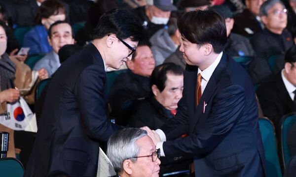 지난 1일 국민의힘 한동훈 비상대책위원장(왼쪽)과 개혁신당 이준석 대표가 서울 중구 유관순 기념관에서 열린 제105주년 3.1절 기념식에서 인사하고 있다. 연합뉴스