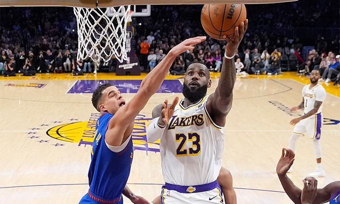 르브론 제임스(오른쪽)가 3일 캘리포니아주 로스앤젤레스의 크립토닷컴 아레나에서 열린 미국 NBA 2023∼2024시즌 덴버 너기츠와의 경기에서 레이업에 성공하며 통산 4만 득점을 달성하고 있다. 로스앤젤레스=AP연합뉴스