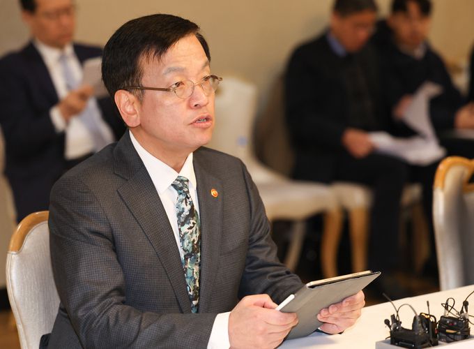 최상목 경제부총리 겸 기획재정부 장관이 6일 서울 종로구 정부서울청사에서 열린 물가관계장관회의에서 모두발언을 하고 있다. 뉴스1