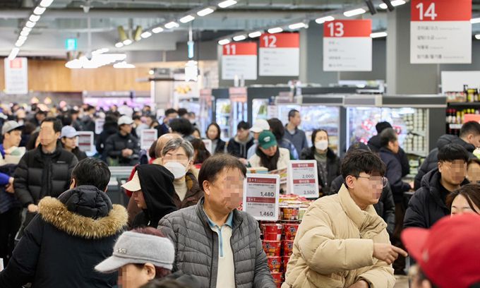 서울 강서구 소재 한 마트 강서점에서 고객들이 줄지어 물건을 고르고 있다. 홈플러스 제공