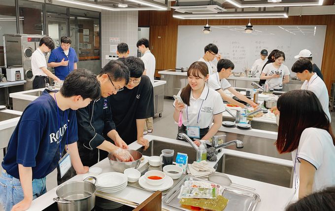 ‘2023년 한·일 고등교육 교류사업’에 참가한 일본 대학생들이 한식 만들기 체험하고 있다. 영진전문대학교 제공