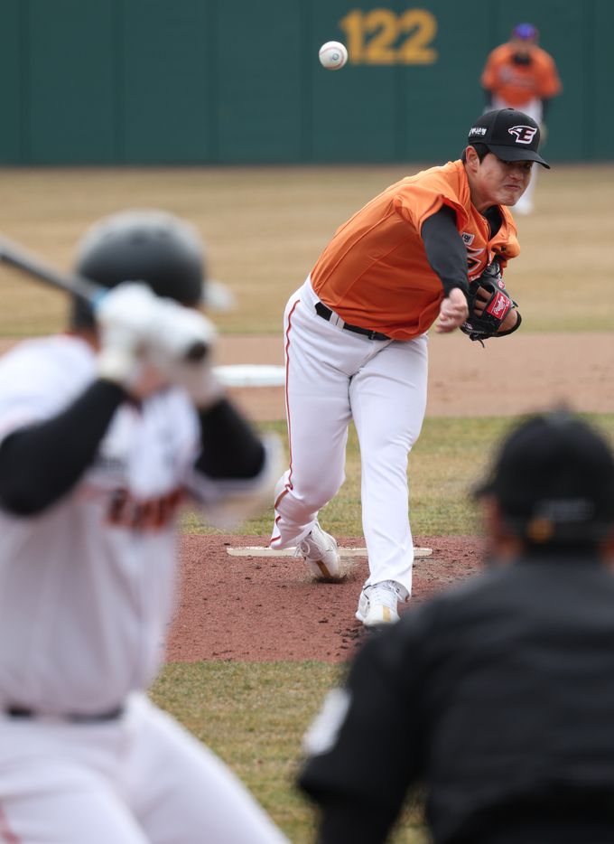 7일 대전 한화생명이글스파크에서 열린 한화이글스 자체 청백전에서 선발 출전한 문동주가 역투하고 있다. 뉴시스