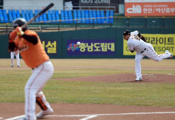 12년 만에 친정팀 한화로 복귀한 류현진이 7일 대전 중구 한화생명 이글스파크에서 열린 자체 청백전에서 역투하고 있다. 뉴스1