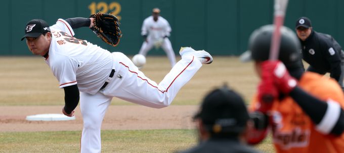 7일 대전 한화생명이글스파크에서 2024시즌 시범경기 개막을 앞두고 열린 한화이글스 자체 청백전에서 류현진이 선발로 출전, 역투하고 있다. 뉴시스