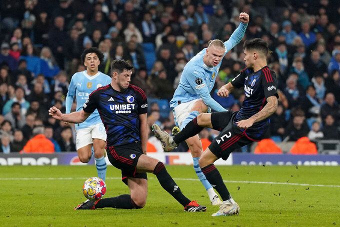 맨체스터 시티(잉글랜드)의 엘링 홀란(가운데)이 6일(현지시각) 영국 맨체스터의 에티하드 스타디움에서 열린 2023-24 유럽축구연맹(UEFA) 챔피언스리그(UCL) 코펜하겐(덴마크)과의 16강 2차전 경기에서 볼 경합을 벌이고 있다. AP연합뉴스