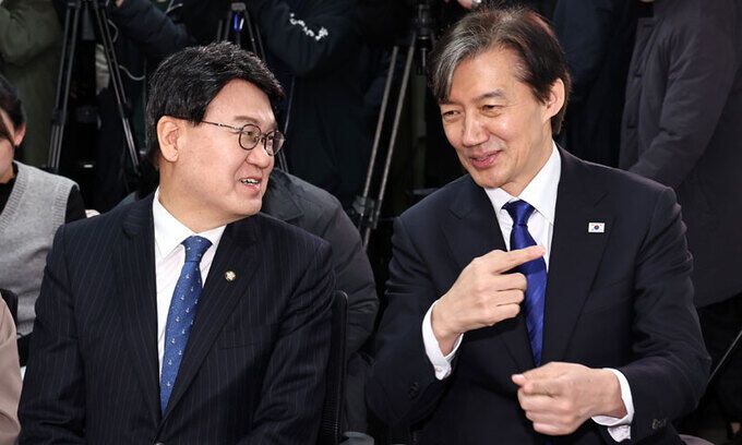 조국혁신당 조국 대표(오른쪽)와 황운하 의원이 8일 서울 여의도 당사에서 열린 황 의원 입당식에서 이야기하고 있다. 뉴스1