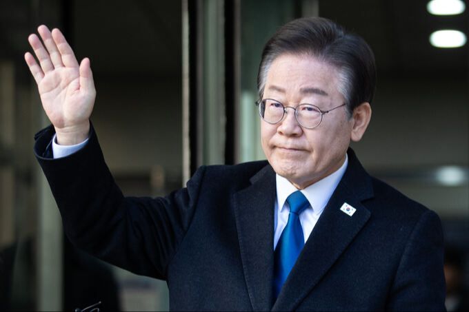 더불어민주당 이재명 대표가 8일 서울 서초구 중앙지법에서 열린 공직선거법 위반 사건 재판에 출석하며 지지자들에게 인사하고 있다. 뉴스1