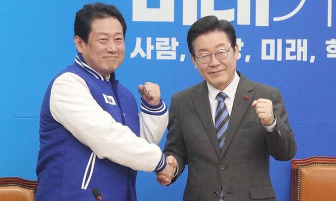 이재명 더불어민주당 대표가 지난달 14일 오전 서울 여의도 국회에서 열린 더불어민주당 18·19차 인재영입식에서 유동철 동의대학교 사회복지학과 교수와 기념촬영을 하고 있다. 뉴스1