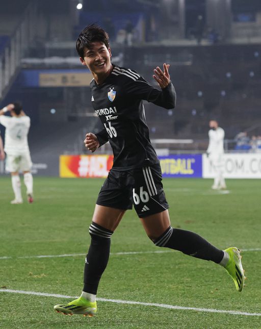 12일 울산 문수축구경기장에서 열린 2023-2024 아시아축구연맹(AFC) 챔피언스리그(ACL) 8강 울산 HD와 전북 현대의 2차전에서 울산 설영우가 선제골을 넣고 홈팬들과 기뻐하고 있다. 연합뉴스