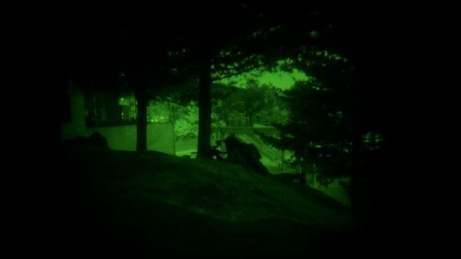 한미 특수전부대 대원들이 핵심건물 주변의 적을 차단하기 위해 경계하고 있다. 국방부 제공