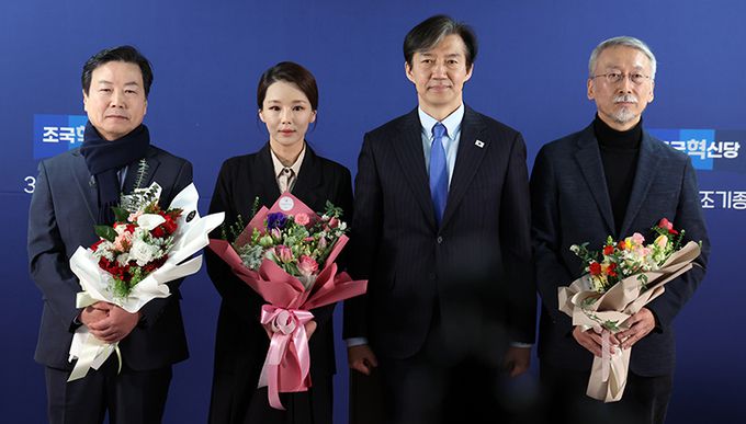조국 조국혁신당 대표가 12일 오전 서울 여의도 당사에서 열린 인재영입 입당 기자회견에서 참석자들과 기념촬영을 하고 있다. 왼쪽부터 홍종학 전 중소벤처기업부 장관, 강미정 전 아나운서, 조 대표, 김동규 동명대 교수.