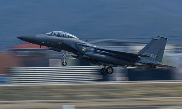 GBU-31 공대지 유도폭탄을 장착한 F-15K가 실사격 훈련을 위해 힘차게 이륙하고 있다. 공군 제공