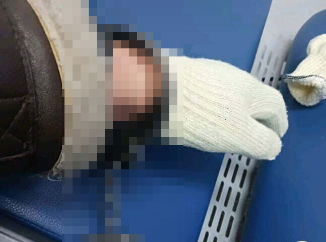 서울의 한 지구대에서 소란을 피우다 수갑을 찬 A씨의 모습. A씨 틱톡 캡처