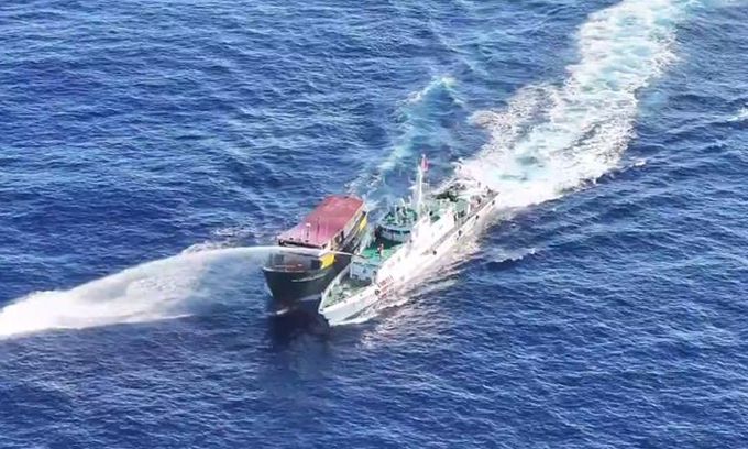 지난 5일 필리핀 선박에 물대포를 쏘는 중국 해경선. VN익스프레스 사이트 캡처