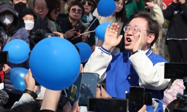 이재명 더불어민주당 대표가 16일 경기 용인시 수지구청역 인근에서 시민들에게 지지를 호소하고 있다. 공동취재