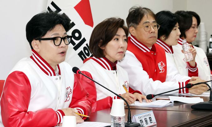 韓, 선대위 회의 참석 국민의힘 한동훈 총괄선거대책위원장이 18일 서울 여의도 국민의힘 당사에서 열린 중앙선대위 회의에서 발언하고 있다. 왼쪽부터 한 위원장, 나경원 공동선대위원장, 김경율·장서정 선거대책부위원장, 이영 격차해소 특위 위원장. 서상배 선임기자