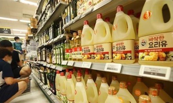 서울의 한 마트에 식용유가 진열돼 있다. 연합뉴스