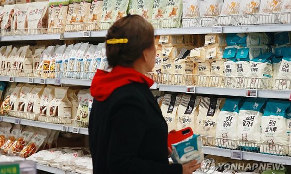 서울의 한 마트를 찾은 고객이 밀가루를 살펴보고 있다. 연합뉴스