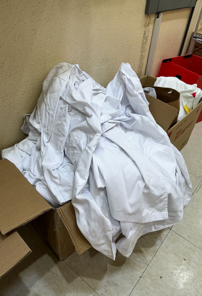 25일 서울시내 한 의과대학에 가운이 놓여 있다. 대학별 의대 정원 배분을 마무리한 가운데, 정부는 한 달 전 사직서를 제출하고 돌아오지 않는 전공의들에게 "다음 주 부터 원칙대로 면허자격정지 처분을 해나갈 것"이라고 밝혔다. 전국 각지 의대 교수들은 오는 25일을 기점으로 사직서 제출을 예고했다. 뉴스1