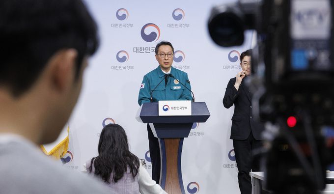중앙사고수습본부 부본부장인 박민수 보건복지부 2차관이 21일 오전 서울 종로구 정부서울청사 별관에서 의사 집단행동 관련 중수본 브리핑을 하고 있다. 연합뉴스