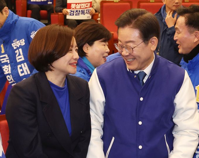 이재명 더불어민주당 대표(오른쪽)가 지난 20일 서울 여의도 국회 도서관에서 열린 ‘서울특별시당 선거대책위원회 출범식’에서 당시 조수진 서울 강북을 후보와 대화를 하고 있다. 뉴스1