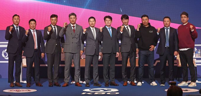 22일 서울 중구 롯데호텔에서 열린 2024 KBO 미디어데이&팬페스트에 참가한 각 구단 감독들이 기념촬영을 하고 있다. 왼쪽부터 한화 최원호 감독, 롯데 김태형 감독, 두산 이승엽 감독, SSG 이숭용 감독, LG 염경엽 감독, KT 이강철 감독, NC 강인권 감독, KIA 이범호 감독, 삼성 박진만 감독, 키움 홍원기 감독. 연합뉴스