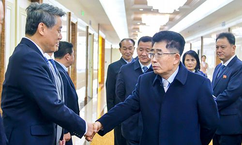 김성남 북한 국제부장(오른쪽)을 단장으로 하는 노동당 대표단이 지난 21일 중국, 베트남, 라오스를 방문하기 위해 평양을 출발했다고 조선중앙통신이 22일 보도했다. 조선중앙통신 홈페이지 캡처