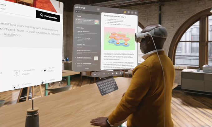 애플 비전프로를 착용하고 여러 개의 창을 띄워 업무를 보는 연출 이미지. 애플 제공