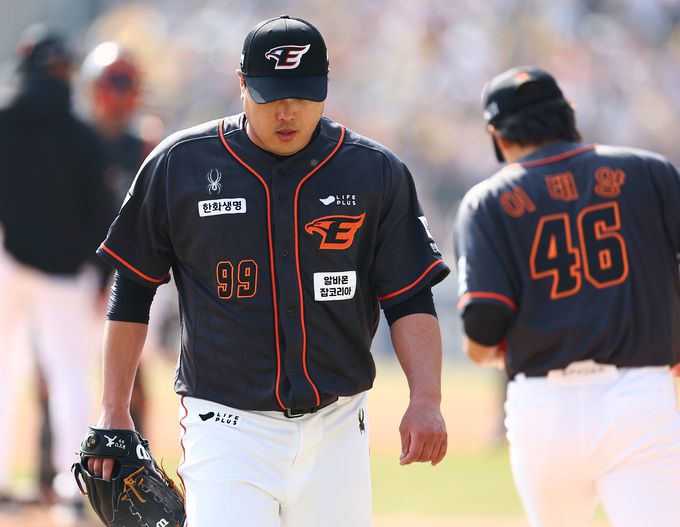 23일 서울 송파구 잠실야구장에서 열린 2024 신한은행 SOL KBO리그 LG트윈스 대 한화이글스의 개막전 경기, 4회말 한화 선발 류현진이 마운드를 내려오고 있다. 이날 한화 선발 류현진은 4회말을 채우지 못하고 5실점을 한 뒤 마운드를 내려왔다.    뉴시스