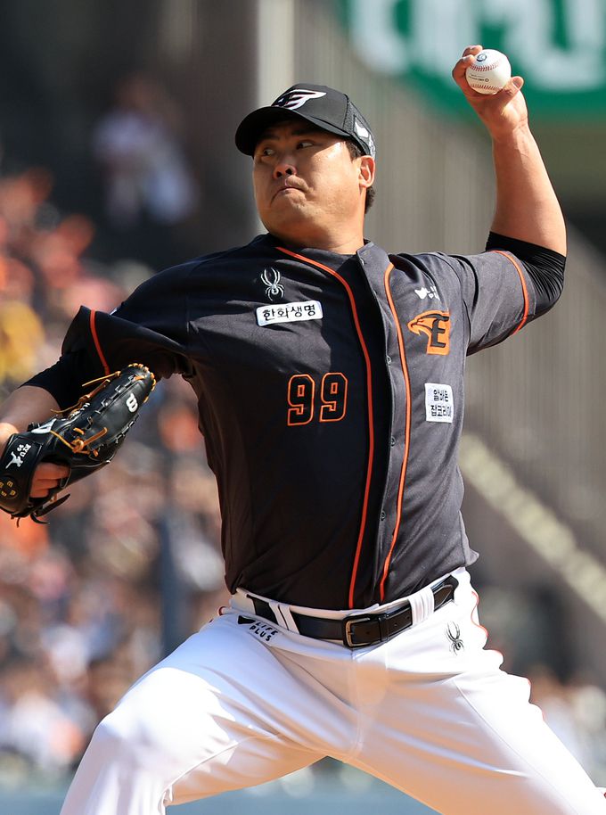 23일 서울 송파구 잠실야구장에서 열린 '2024 신한 SOL 뱅크 KBO리그' 공식 개막전 한화 이글스와 LG 트윈스의 경기, 한화 선발 류현진이 2회말 등판해 힘차게 공을 던지고 있다.    뉴스1
