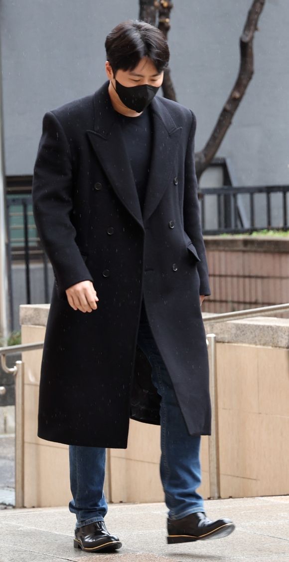 가수 이루 항소심 선고 - 음주운전과 ‘운전자 바꿔치기’ 등 혐의로 1심에서 징역형 집행유예를 선고받은 가수 이루(본명 조성현)가 26일 오전 서울 마포구 서부지방법원에서 열린 항소심 선고기일에 출석하기 위해 법정으로 향하고 있다. (사진 = 연합뉴스)