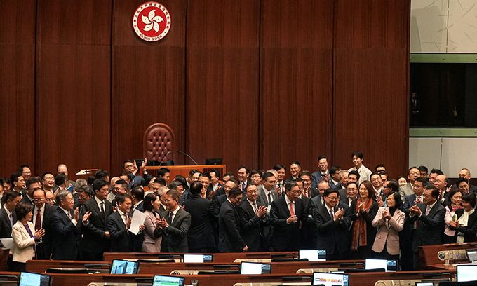 지난 19일 홍콩 입법회에서 입법의원들이 홍콩판 국가보안법 통과 직후 기념사진 촬영을 위해 모여 박수를 치고 있다. 로이터연합뉴스