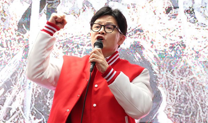 한동훈 국민의힘 비상대책위원장이 28일 오후 서울 노원구 경춘선숲길 공원에서 열린 ‘국민의힘으로 노원살리기’ 지원유세에서 현경병 노원구갑 후보의 지지를 호소하고 있다. 뉴시스