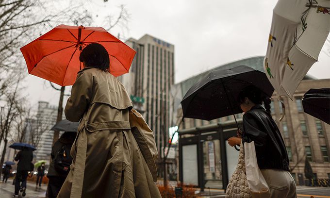 전국 대부분의 지역에 황사와 미세먼지의 영향으로 대기질이 나쁜 가운데 29일 서울 중구 시청역 인근에서 우산을 쓴 시민들이 이동하고 있다. 뉴시스
