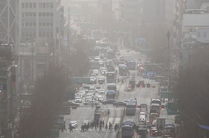 중부지방 미세먼지 농도가 '매우 나쁨' 수준을 보이는 29일 서울 종로 시내가 뿌옇게 보인다. 연합뉴스