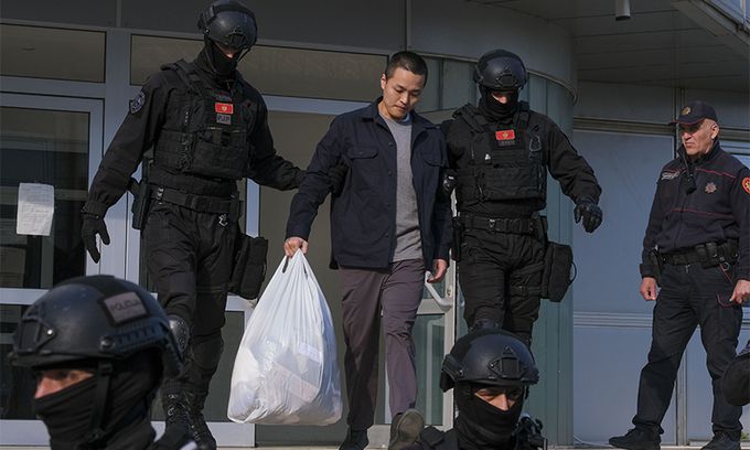 가상화폐 '테라·루나' 사태의 핵심 인물 권도형 테라폼랩스 대표가 지난 23일(현지시간) 몬테네그로 포드고리차의 경찰청에서 조사를 받은 후 경찰관들에게 이끌려 나오고 있다. AP뉴시스