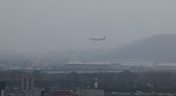 지난 29일 광주 광산구 하늘위로 희뿌연 먼지가 가득하다. 뉴스1