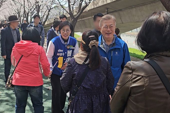 문재인 전 대통령이 1일 부산 사상구 낙동제방벚꽃길에서 제22대 국회의원 선거 부산 사상구에 출마한 배재정 더불어민주당 후보와 함께 시민들에게 인사하고 있다. 독자 제공. 부산=뉴스1